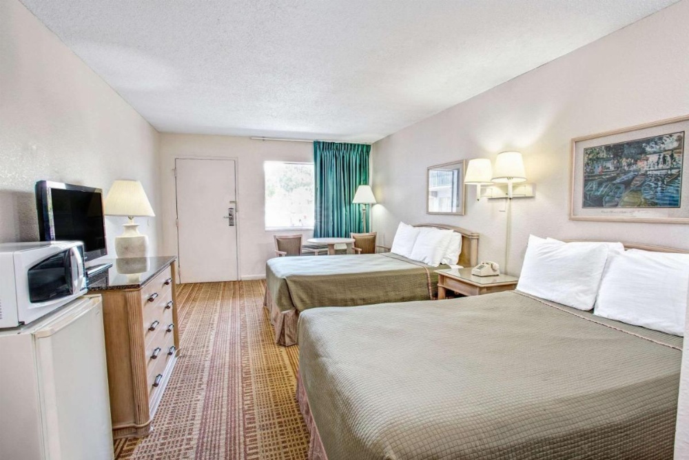 Super 8 by Wyndham Kissimmee Image 16