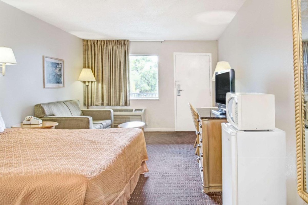 Super 8 by Wyndham Kissimmee Image 19