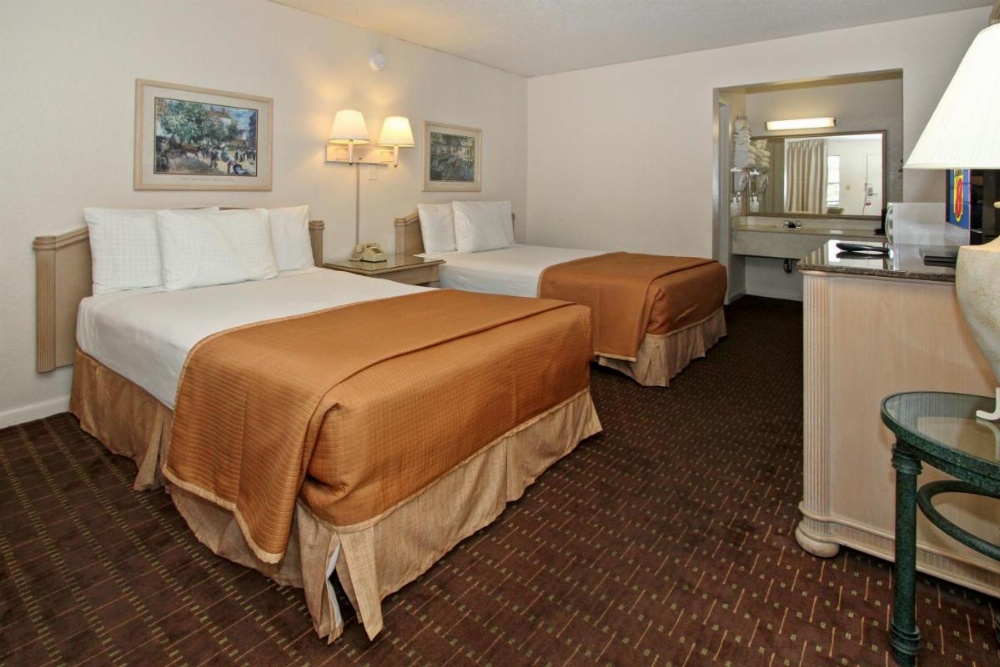 Super 8 by Wyndham Kissimmee Image 27